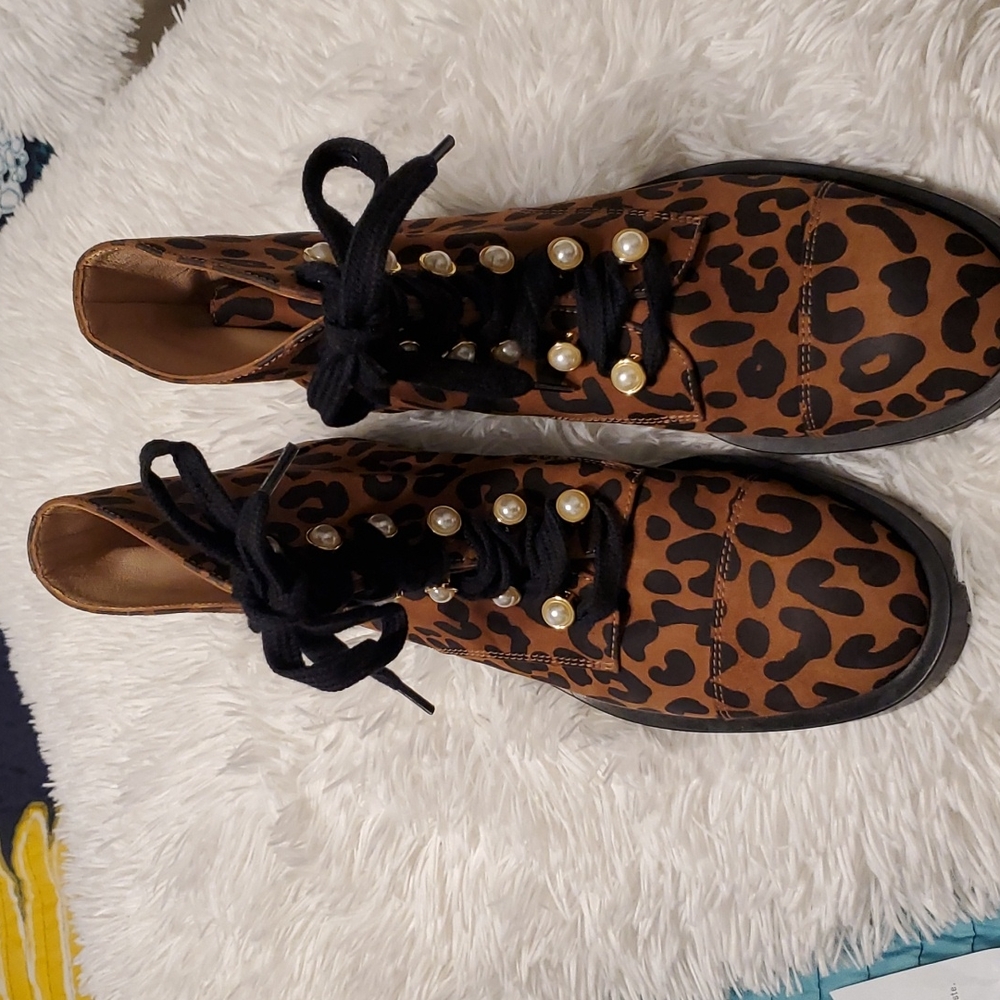 NWOB Stuart Weitzman Boots Size 6